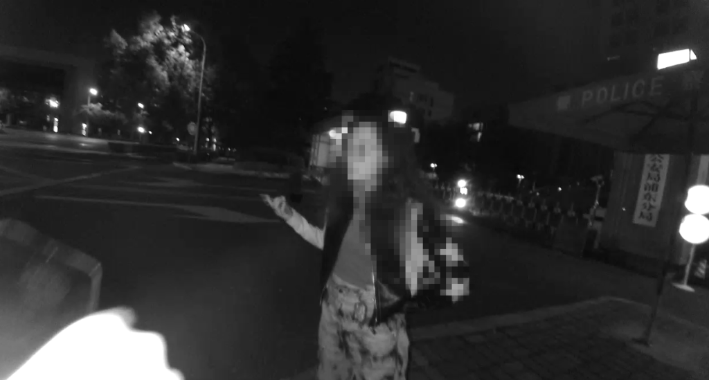 民警与留学生小王相遇。上海市公安局供图