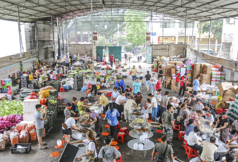 ↑6月26日,村民在忠诚镇一处后勤伙食保障点准备饭菜。