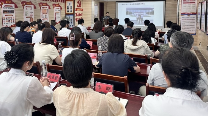 7月15日,大连市委社会工作部会同辽宁师范大学心理学院、大连市心理学会,面向“心理咨询师进社区”试点社区书记现场授课。大连市委社会工作部供图