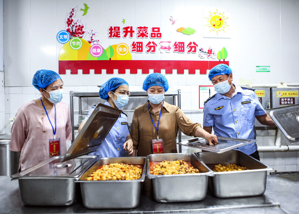 6月5日,，在河南省焦作市博愛縣第一中學(xué)，縣紀(jì)委監(jiān)委工作人員聯(lián)合市場(chǎng)監(jiān)管部門對(duì)考點(diǎn)食堂開展食品安全專項(xiàng)監(jiān)督檢查,。新華社發(fā)（程全 攝）
