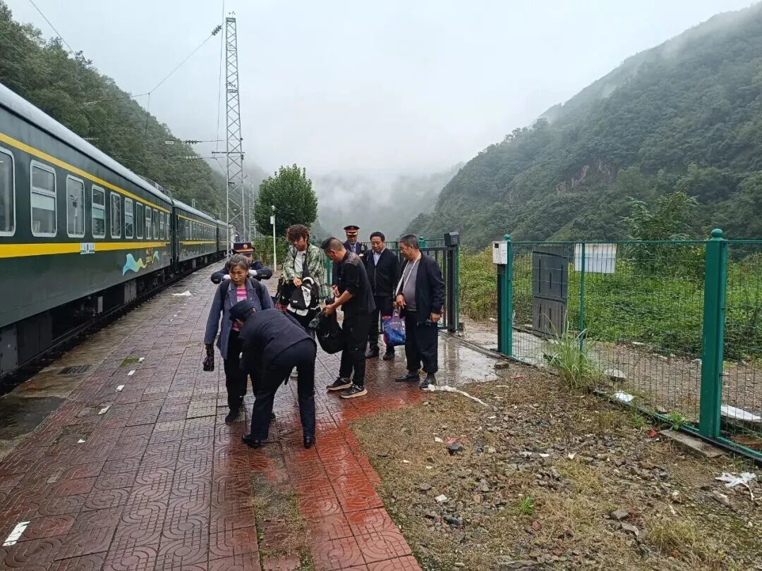 向宝林和同事在高潭子站组织旅客上车。