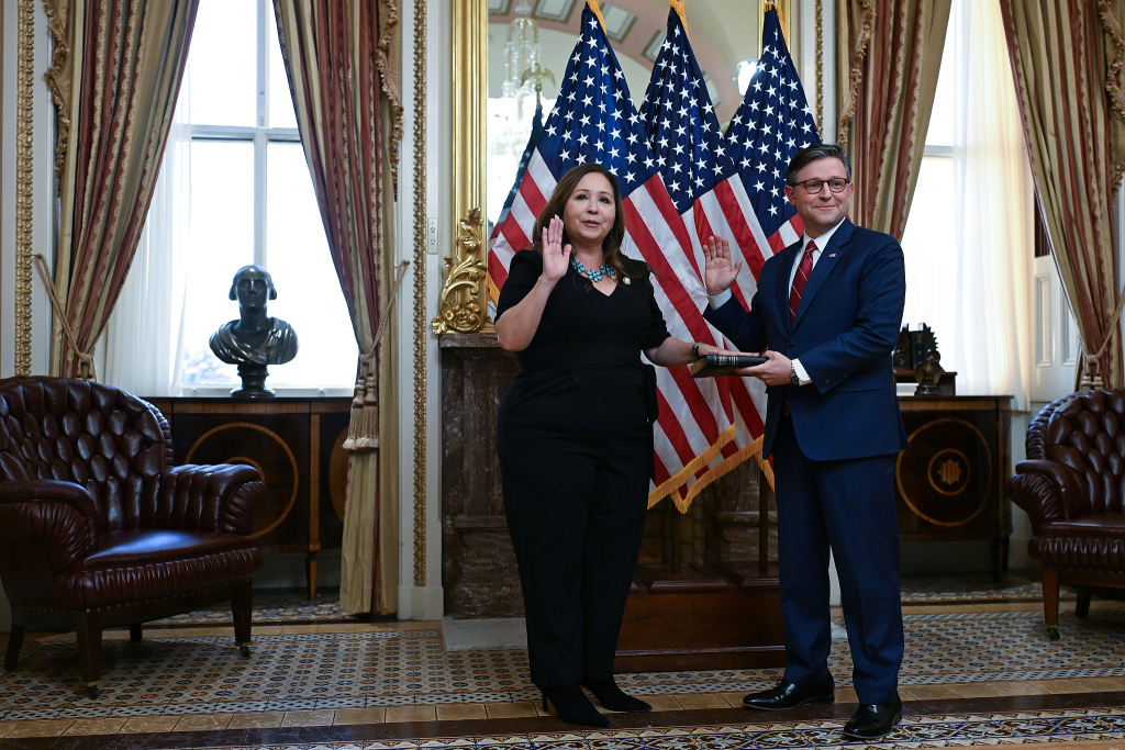 当地时间2025年11月12日,美国华盛顿,美国国会众议院议长迈克·约翰逊(右)与美国众议员阿德利塔·格里哈尔瓦在美国国会大厦举行象征性宣誓就职仪式。预计众议院将就一项可能重新开放联邦政府并结束政府停摆的法案进行投票。视觉中国 图