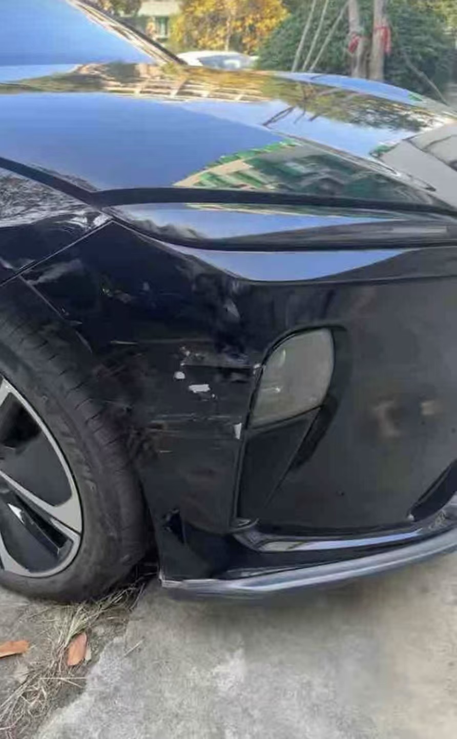 李女士租赁车辆车头部位发生剐蹭。本文图片 受访者供图