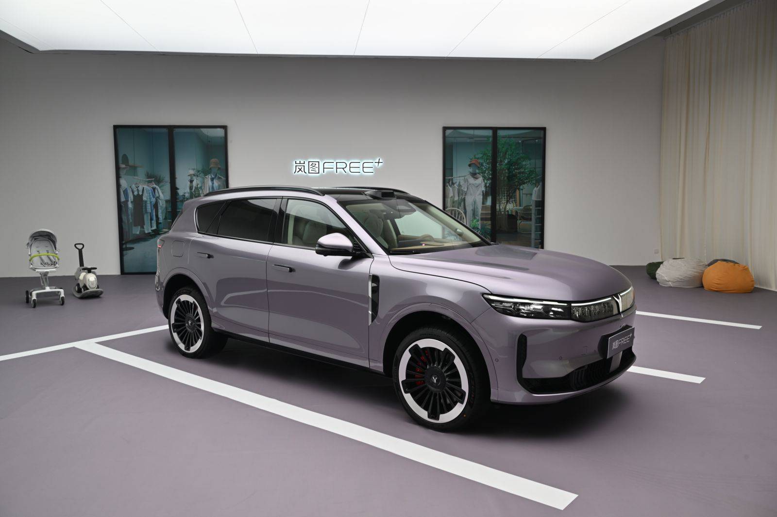 预售 22.99 万元,岚图 FREE+ 想靠鸿蒙座舱和华为智驾月销 2 万