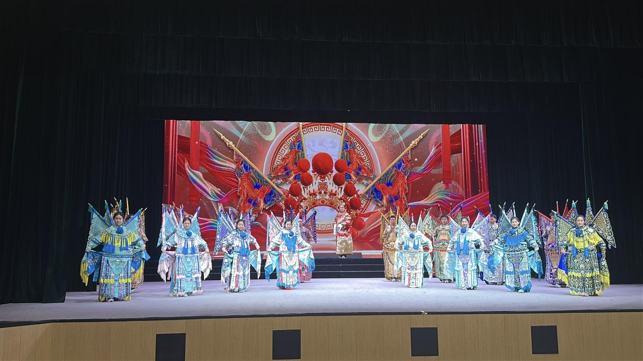 2025年8月22日，在西安演艺集团排练厅，青年演员们正在排练戏曲荟萃《大美秦腔》。新华网 詹乐游 摄