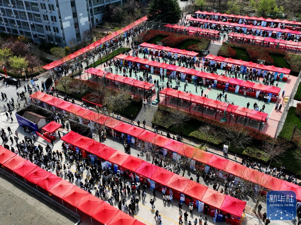 ↑ 这是4月11日在山东青岛科技大学拍摄的2025年春季综合类大型双选会招聘活动现场（无人机照片）。新华社发（王海滨摄）