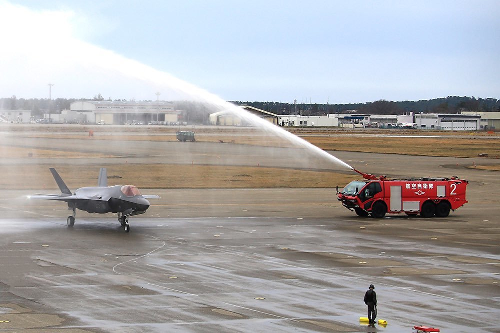 小松基地派出消防车喷射“水门”迎接F-35A 日本航空自卫队
