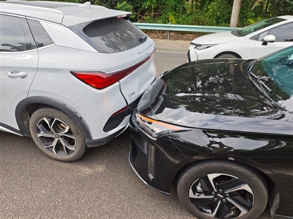 贵不贵 理想MEGA追尾前车定损28000：大灯一颗将近1万