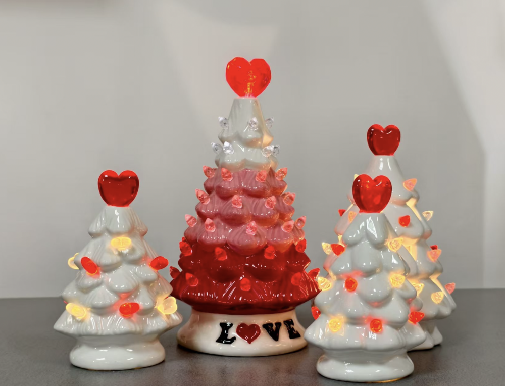 图为德化一家陶瓷公司创新设计生产的节庆陶瓷产品。新华社发（林雅萍 摄）