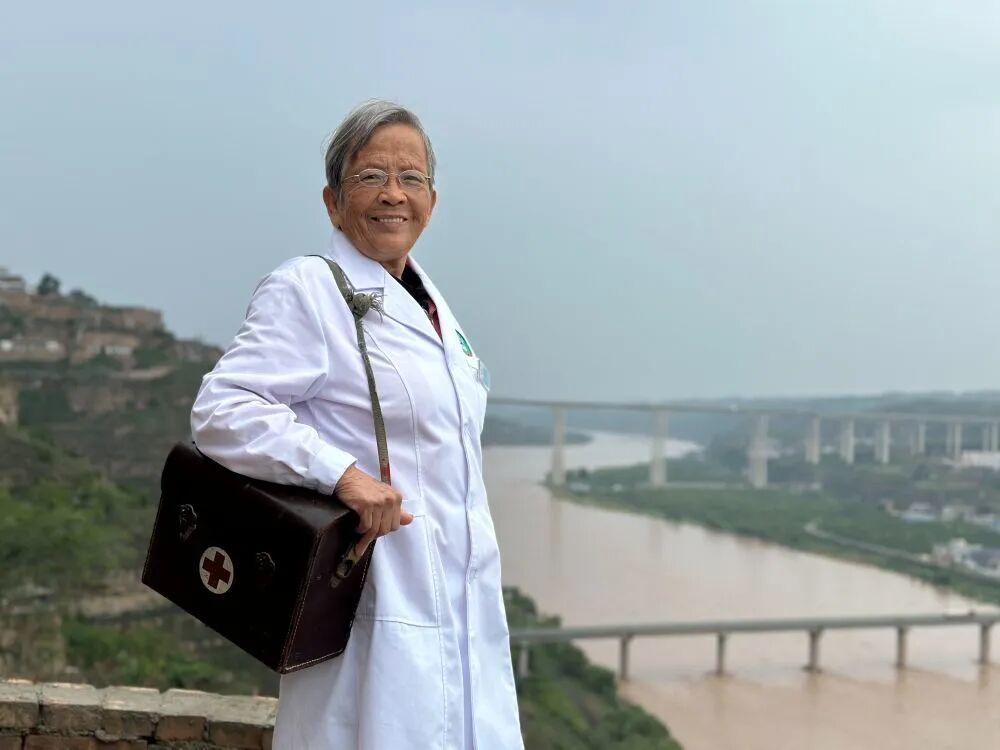 路生梅在陕西省榆林市佳县的黄河边(2024年9月10日摄)。新华社记者 蔺娟 摄