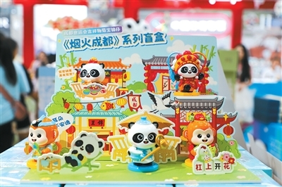 成都世运会官方特许商品零售店展出的商品。 文 瑞摄(人民视觉)