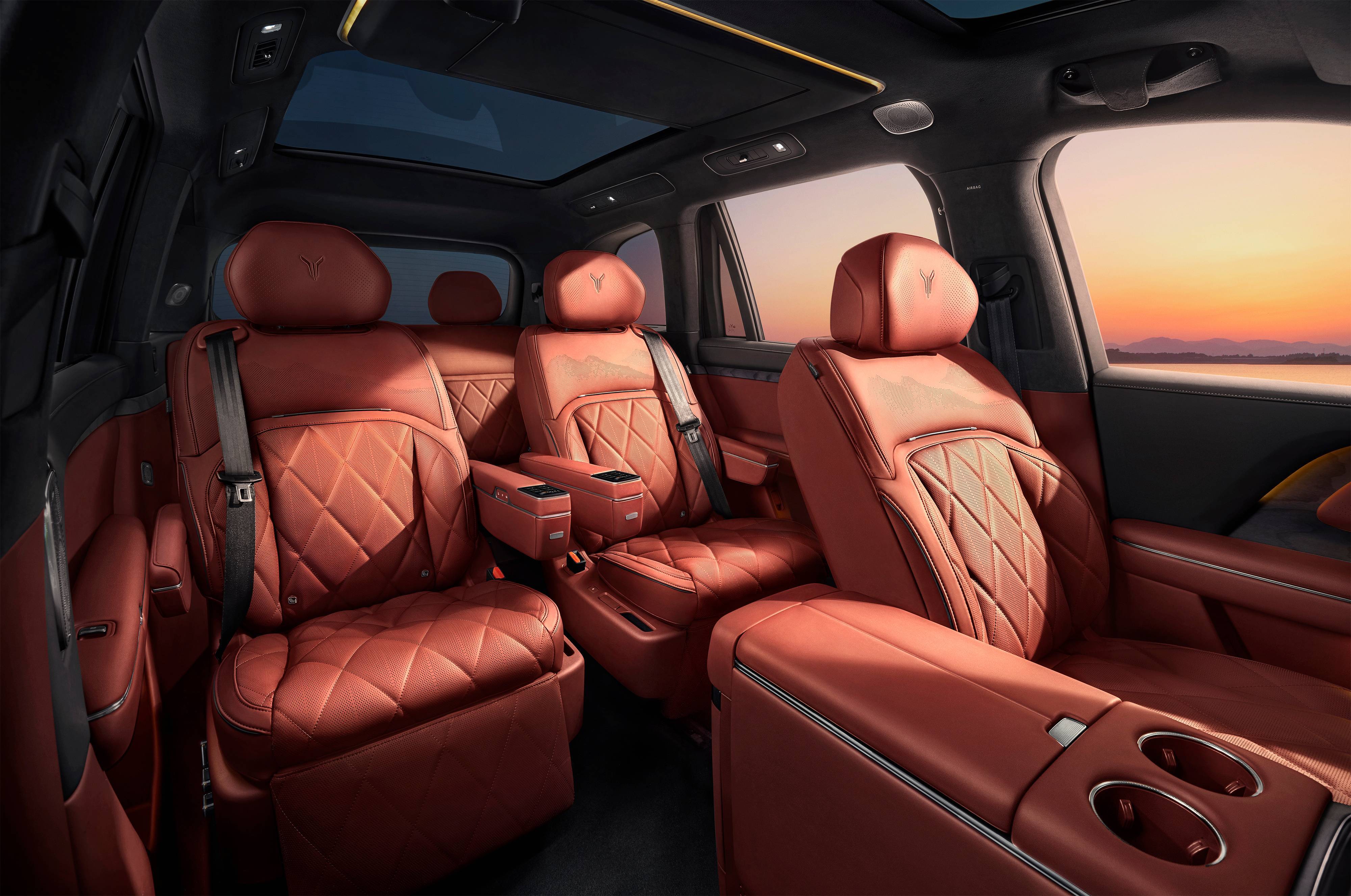 首发三腔空悬,岚图泰山 37.99 万元起,豪华比肩问界 M9