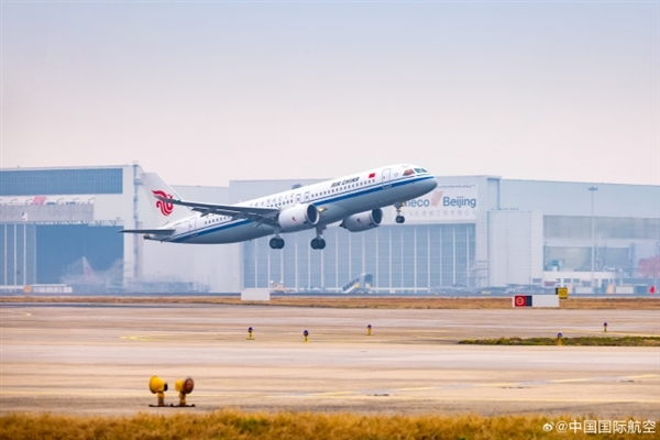 身披五星红旗！国航C919载旗首飞香港：民航最高礼仪水门迎接