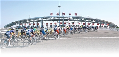 跨境赛事公路自行车男子个人赛中,选手通过港珠澳大桥闸口。
