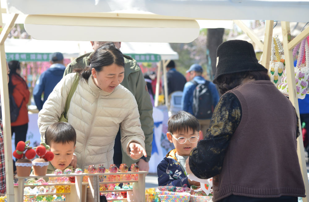4月5日,市民在北京市海淀区清河之洲公园举办的市集上购物。新华社记者 任超 摄