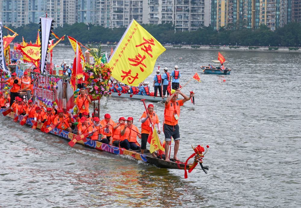 这是2025年6月1日拍摄的龙舟表演。当日，2025年广州国际龙舟邀请赛在广州中大北门广场至广州大桥之间的珠江河段举办。今年是赛事创办40周年，吸引了116支龙舟队伍，4000余名运动员报名参赛。新华社记者 肖恩楠 摄