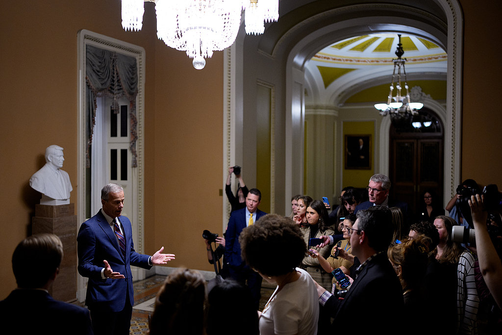 11月10日，美国华盛顿，美国国会参议院多数党领袖约翰&middot;图恩在国会山参议院会议厅外发表讲话。（视觉中国）