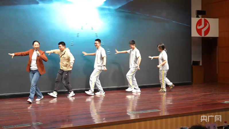 天津京剧院演员刘嘉欣与同学们互动(央广网发 李骏宇 摄)