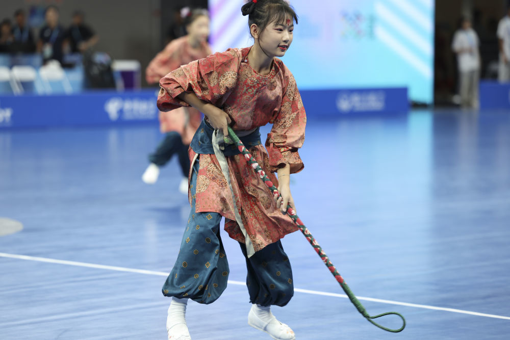 这是8月6日在成都世运会软式曲棍球赛前拍摄的步打球表演。