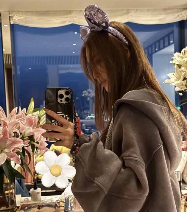 baby杨颖五一晒娃,小海绵露半张脸超像黄晓明,Baby造型美绝了