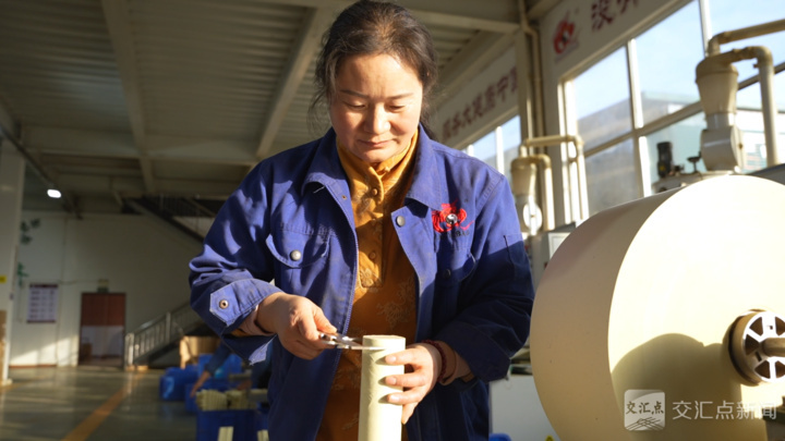 工人在用游标卡尺测量艾柱直径,保证产品标准