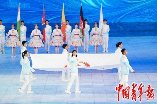 2月7日，哈尔滨，亚冬会开幕式上，亚奥理事会会旗入场。中青报·中青网记者 李隽辉/摄