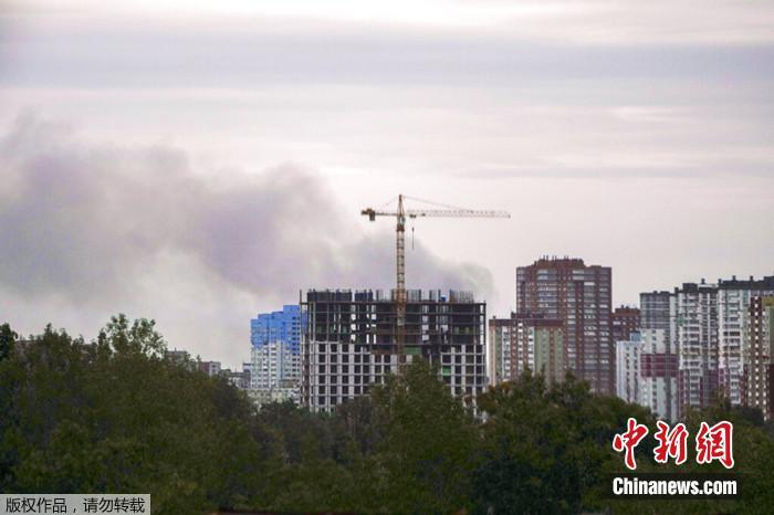 2022年6月5日,乌克兰基辅,爆炸事件发生后烟雾四起。