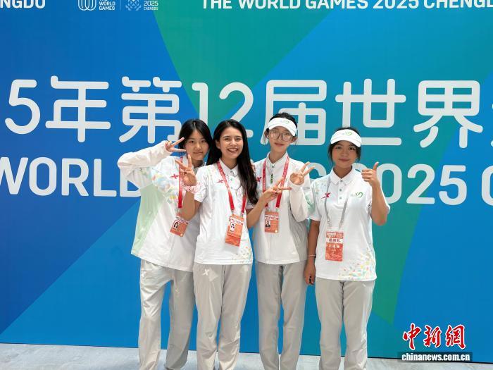 麦日耶姆古丽·马木提(左二)在成都世运会志愿服务资料图。 西南民族大学供图