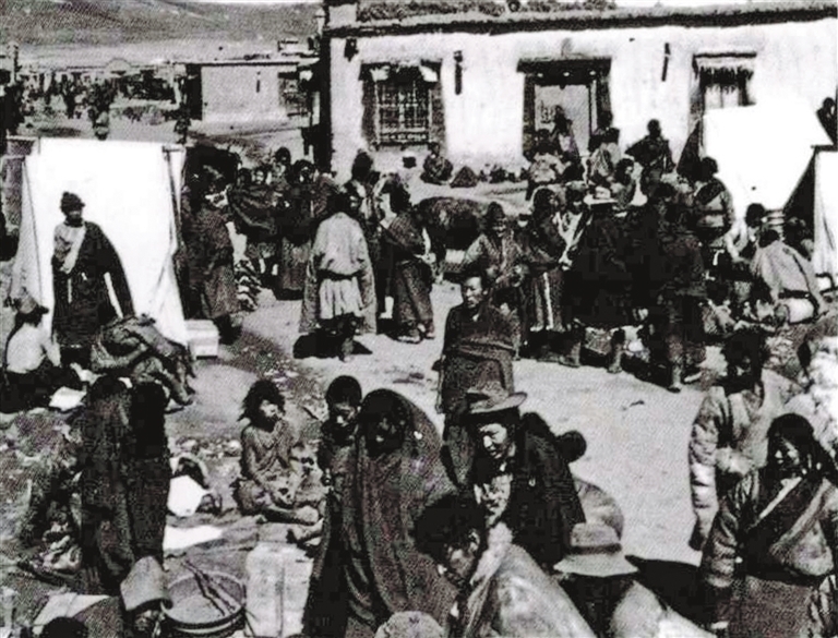 西藏民主改革前的那曲镇(资料图片)。