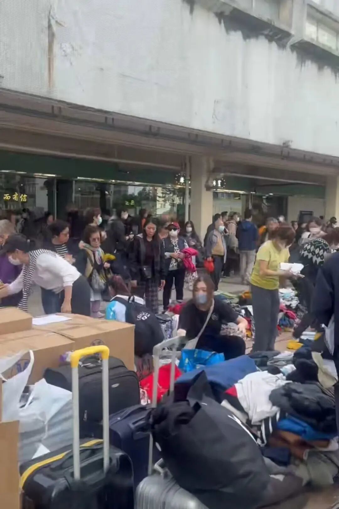 多位灾民表示,当下最想找个地方安顿下来。图/受访者提供