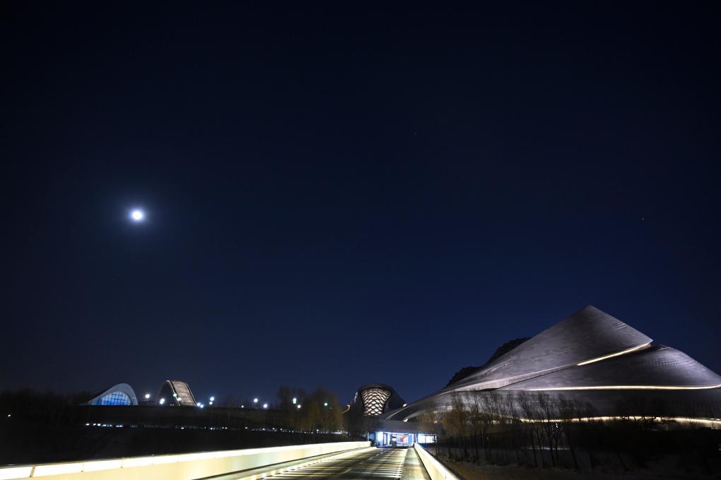 在哈尔滨大剧院拍摄的圆月。新华社记者 赵子硕 摄