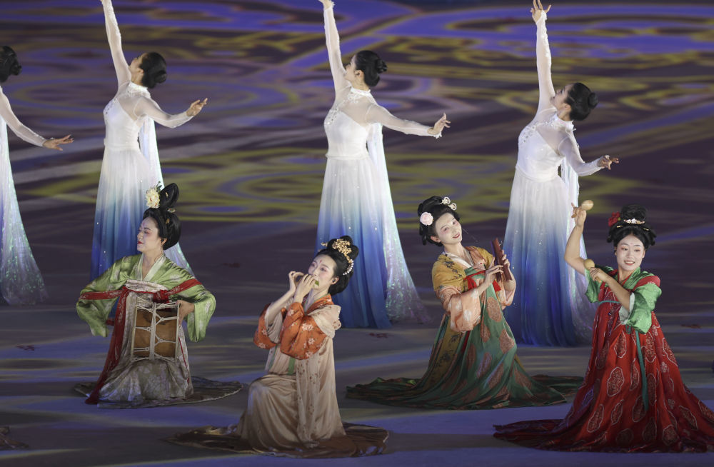 8月7日，演员在开幕式上表演。新华社记者 梁旭 摄