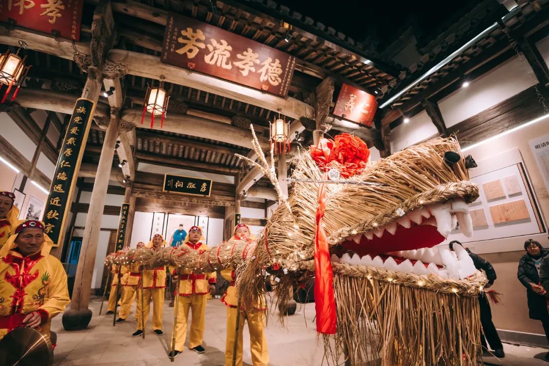 徽州古城的舞草龙仪式。(图/视觉中国)