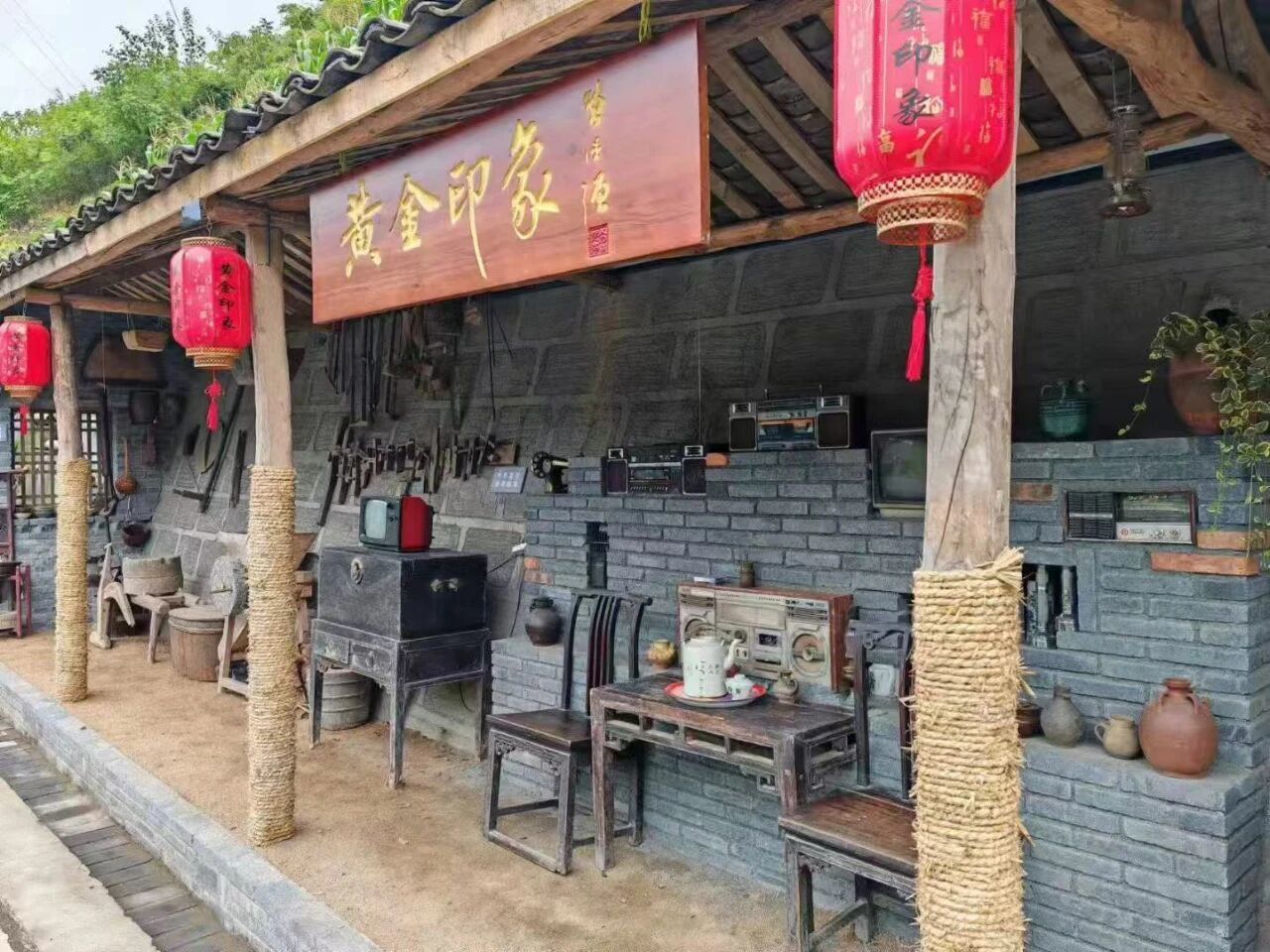 黄金村的公交招呼站。