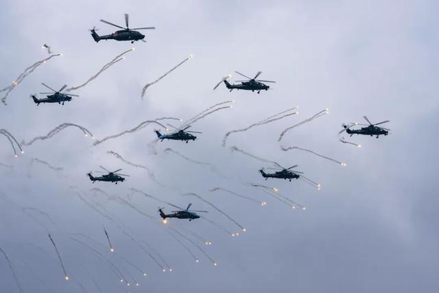 陆军“风雷”飞行表演队进行飞行表演。直-10武装直升机。新华社 发