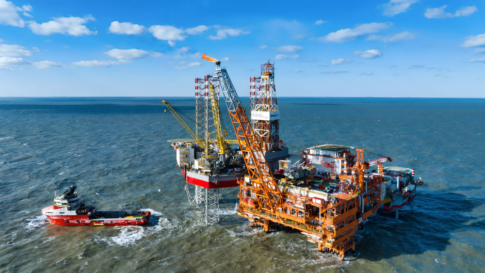 这是2025年2月8日拍摄的渤中26-6油田一期开发项目海上作业平台(无人机照片)。新华社发(杜鹏辉 摄)