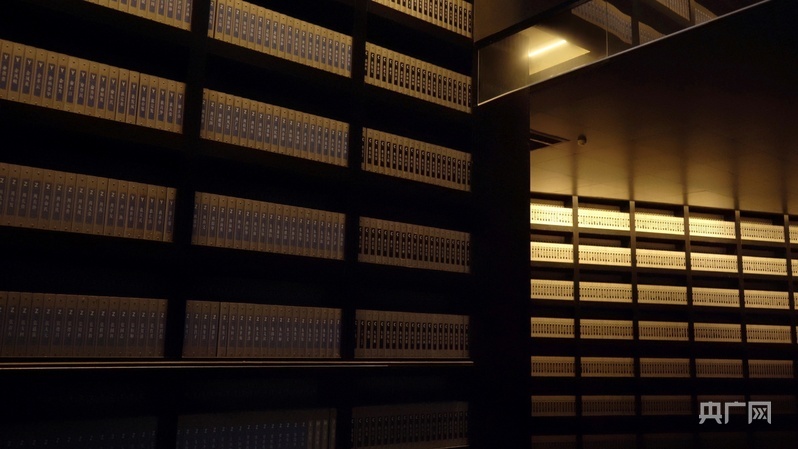 侵华日军南京大屠杀遇难同胞纪念馆“档案墙”(央广网记者 吕倩媛 摄)