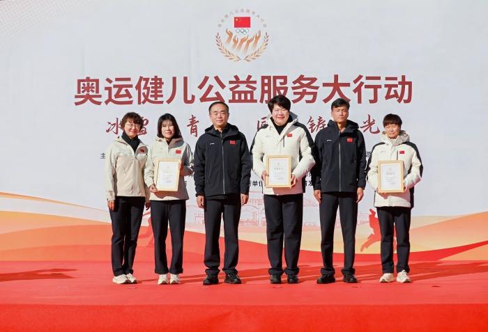 周洋、佟文和刘爱玲获颁荣誉证书。主办方供图