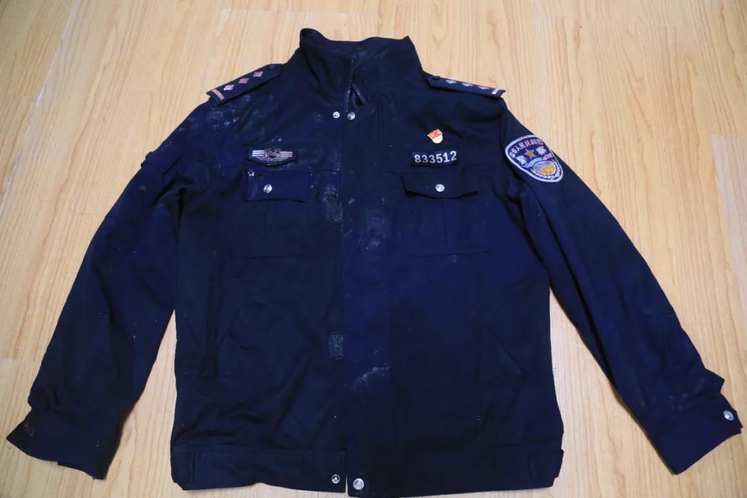 △圖為鄭亮犧牲時(shí)身著的警服,已被鮮血浸透。意識(shí)用身
