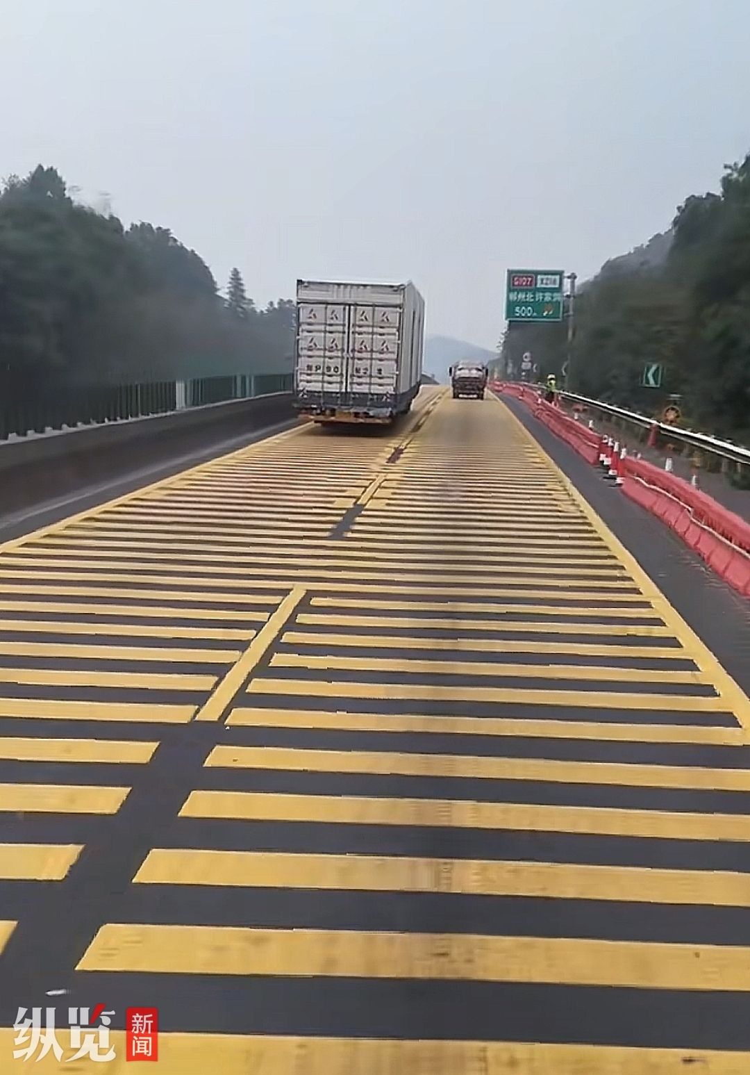 网友反映的位于京港澳高速湖南郴州段的不间断减速带。(来源/视频截图)