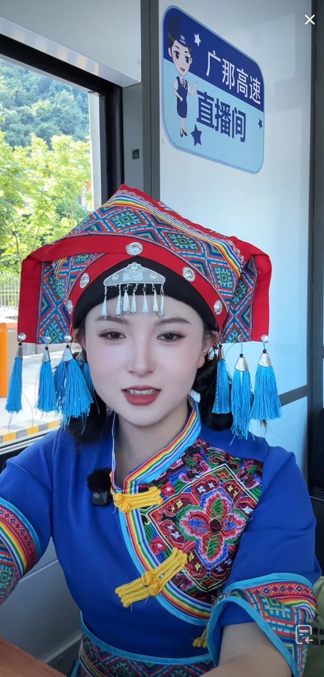 位于云南苗族壮族自治州的广那高速的直播间。图源抖音