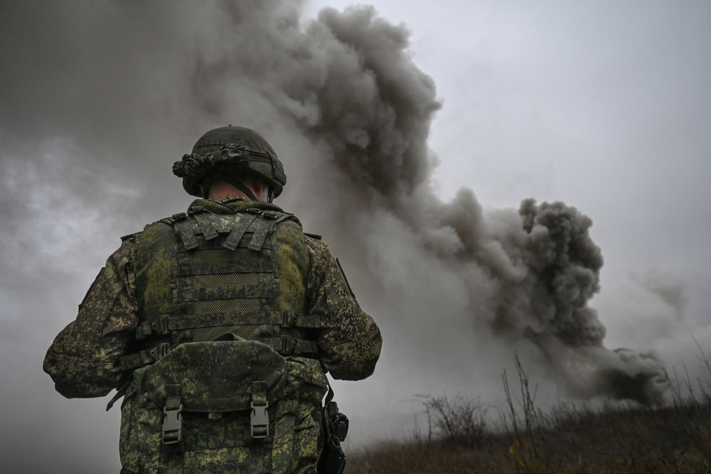 当地时间2025年11月10日,俄罗斯顿涅茨克地区,俄罗斯军人操作“信使”地面机器人,释放气溶胶烟幕遮蔽部队,以躲避敌方侦察。视觉中国 图