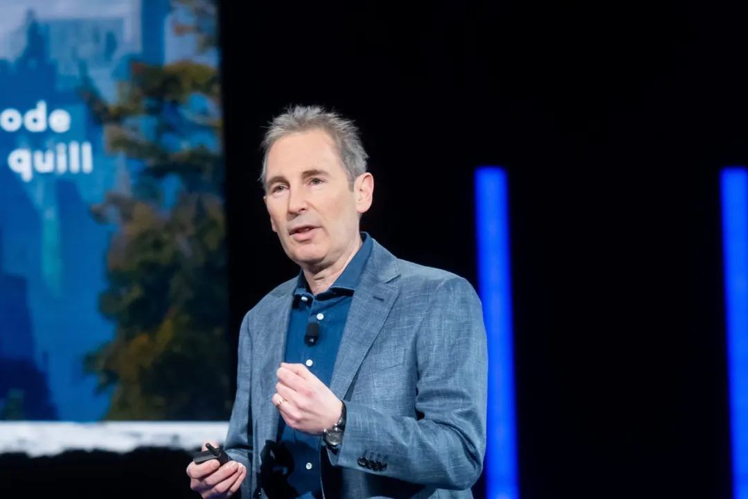Seit 2021 leitet Andy Jassy als CEO den Technologiekonzern Amazon, der mitunter im Bereich Quantencomputing forscht.