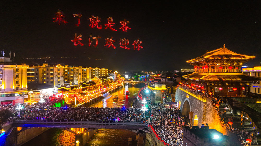 2025年5月1日,长汀举行无人机表演吸引了大批游客。朱芳彬 摄