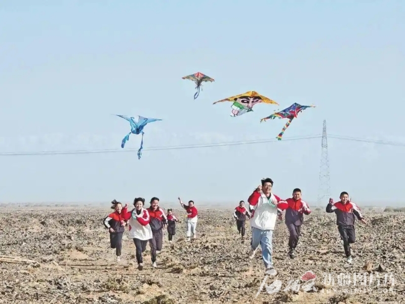 周末和节假日，谢依特小学戍边支教西部计划志愿者服务队带着孩子们开展各种文体活动。这是4月中旬志愿者带着孩子们放风筝。谢依特小学供图