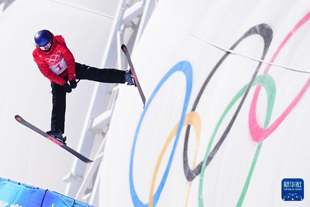 2022年2月18日，中国队选手谷爱凌在北京2022年冬奥会自由式滑雪女子U型场地技巧决赛中。新华社记者许畅摄