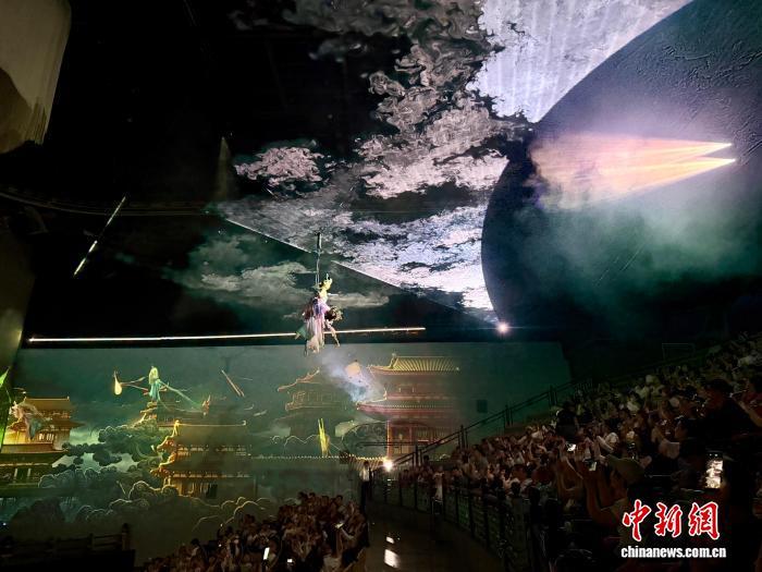 图为演员进行表演 王牧雨 摄