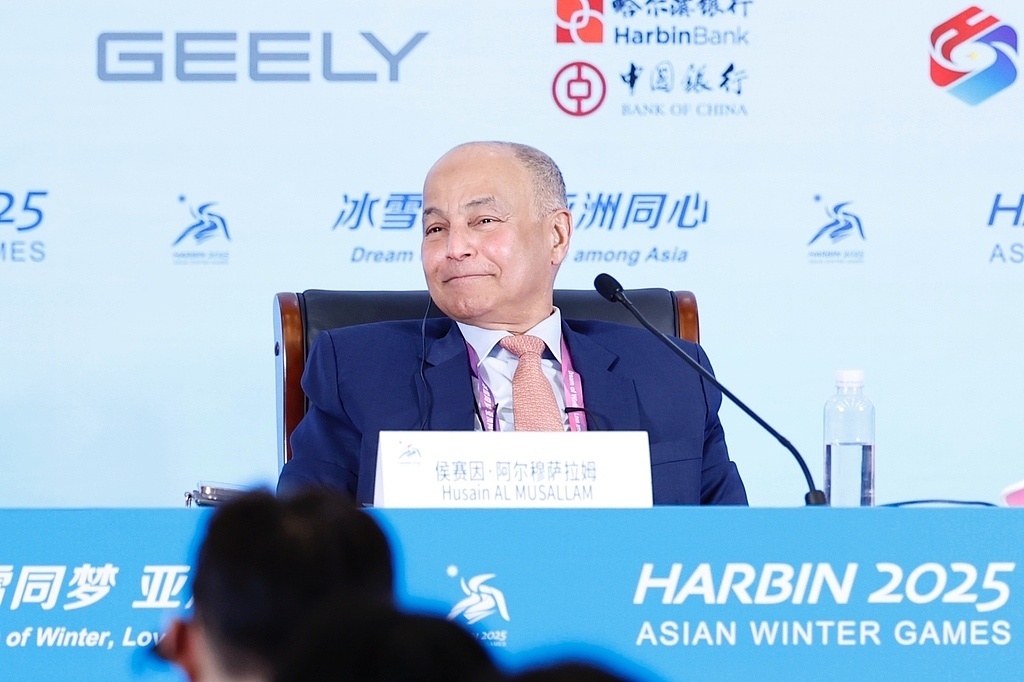 △2025年2月6日，侯赛因·穆萨拉姆出席亚奥理事会与哈尔滨亚冬会组委会举行的媒体吹风会。（图自视觉中国）