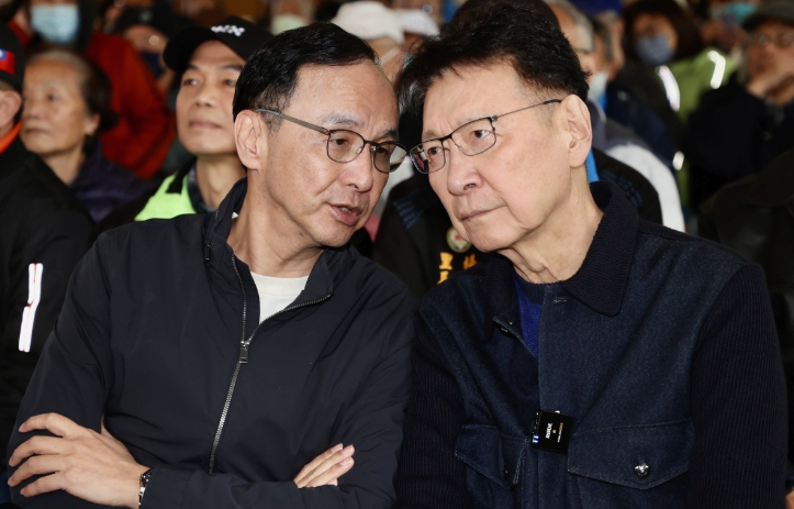 资料图:赵少康(右)和朱立伦