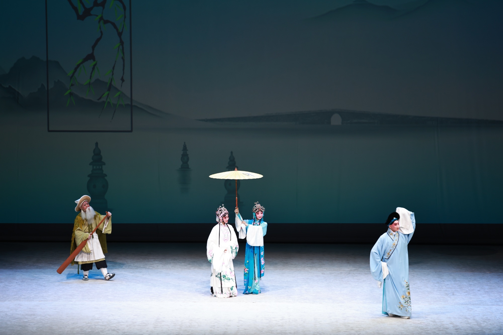 青春版《白蛇传》演出(央广网发 西安易俗社供图)